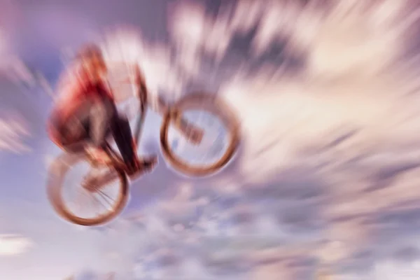 Fundo abstrato. Rapaz numa bicicleta de montanha BMX a saltar. Moção — Fotografia de Stock