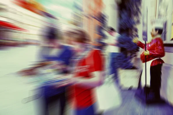 Sfondo astratto. Due turisti in cerca di mappa di Budapest - rad — Foto Stock