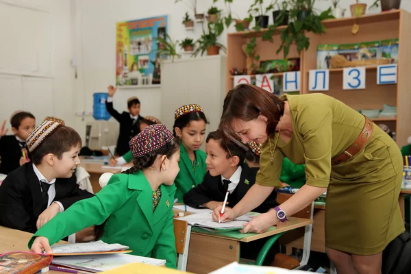 Ashgabad, Turkmenistán - 4 de noviembre de 2014. Grupo de estudiantes ingenio — Foto de Stock