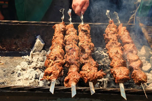 Le kebab chiche caucasien sur les brochettes — Photo