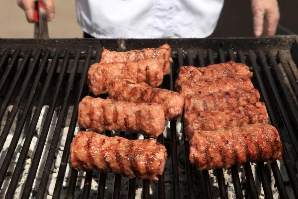 Délicieuses saucisses sur le barbecue. Concentration sélective . — Photo