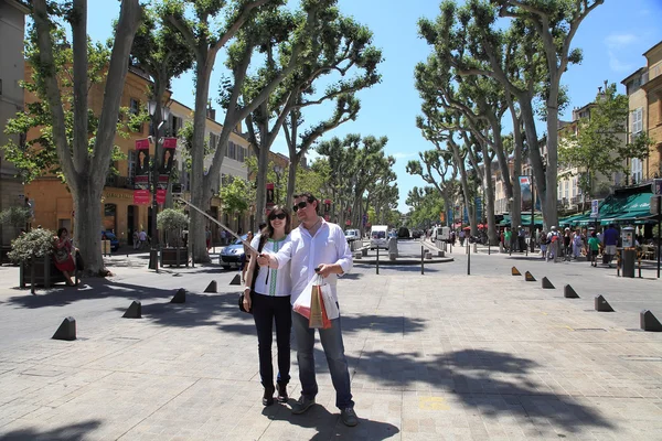 Aix-en-Provence, FRANCJA - LIPIEC 1, 2014, Para turystów fotografowanych w Cours Mirabeau, Aix-en-Provence, FRANCJA - LIPIEC 1, 2014 — Zdjęcie stockowe