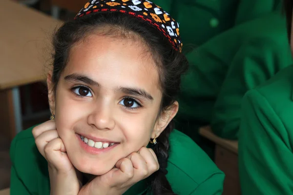 Ashgabad, Turkmenistán - 4 de noviembre de 2014. Retrato de una colegiala desconocida en el aula. 4 de noviembre de 2014. En las escuelas de Turkmenistán anualmente entrena a unos 900 mil niños . —  Fotos de Stock