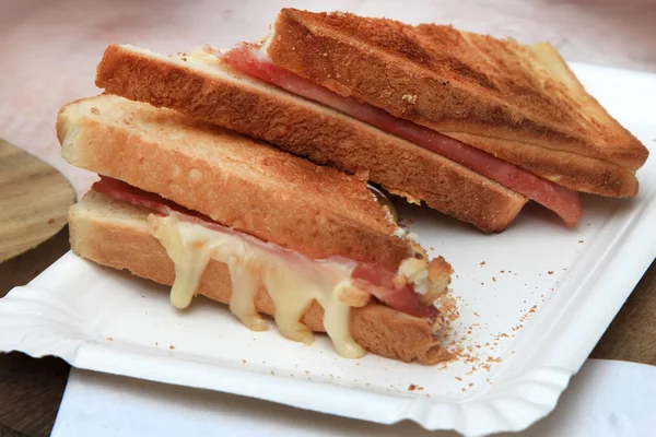 Sandwich de queso tostado prensado. Enfoque selectivo . — Foto de Stock