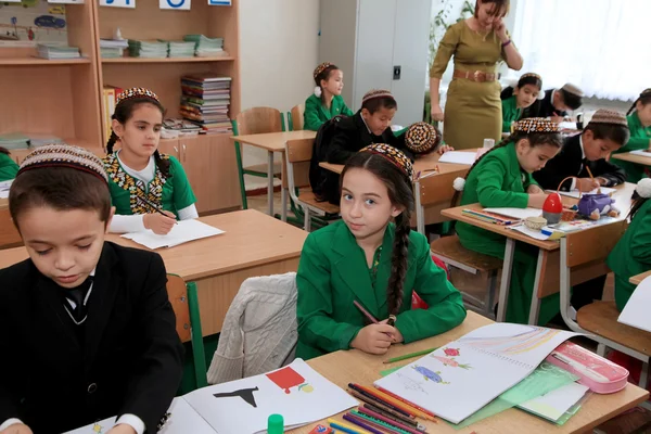 Ashgabad, Turkmenistan - November 4, 2014. Group of students in lesson in the classroom . November 4, 2014.  In schools of Turkmenistan annually trains about 900 thousand children. — Stock Photo, Image