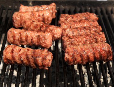 Barbekü Izgara lezzetli sosis. Seçici odak.