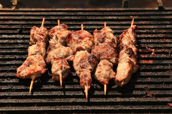 Il kebab shish caucasico sugli spiedini. Focus selettivo . — Foto Stock