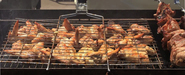 Grigliate di pollo speziato in griglia sul barbecue a carbone. Focus selettivo — Foto Stock