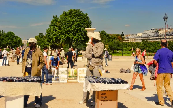 PARÍS, FRANCIA 19 de agosto de 2014. Dos vendedores venden souvenirs souv — Foto de Stock