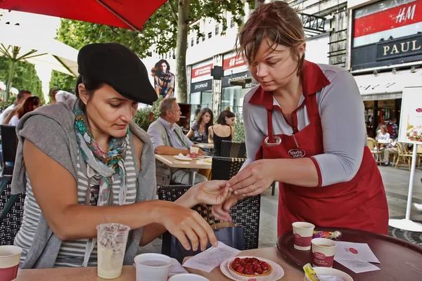 Parigi, Francia - 19 agosto 2014. La ragazza nel caffè parigino o — Foto Stock