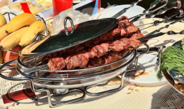 Kafkas şiş şiş için kapaklı bir tabak üzerinde bir 