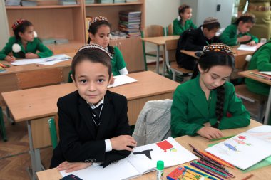 Ashgabad, Türkmenistan - 4 Kasım 2014. Öğrencilerin grup 
