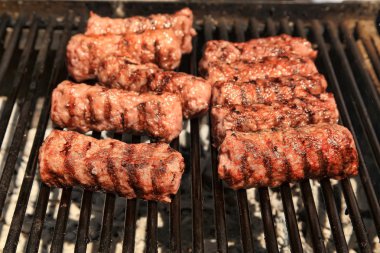 Barbekü Izgara lezzetli sosis. Seçici odak.