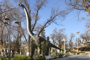 Aşgabat, Türkmenistan - 23 Aralık 2014. Dinozor central Park'ta gerçekçi bir model
