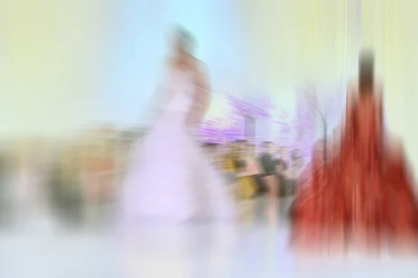 Abstrakt bakgrund - mode modeller på catwalken - radiell zoom bl — Stockfoto