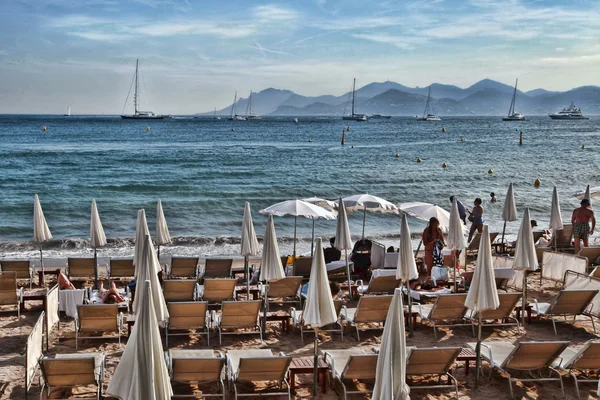 CANNES, FRANCE -  JULY 5, 2014. The beach in Cannes. Cannes loca — Stock Photo, Image