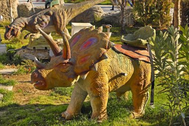 Aşgabat, Türkmenistan - 23 Aralık 2014. Dinozor central Park'ta gerçekçi bir model