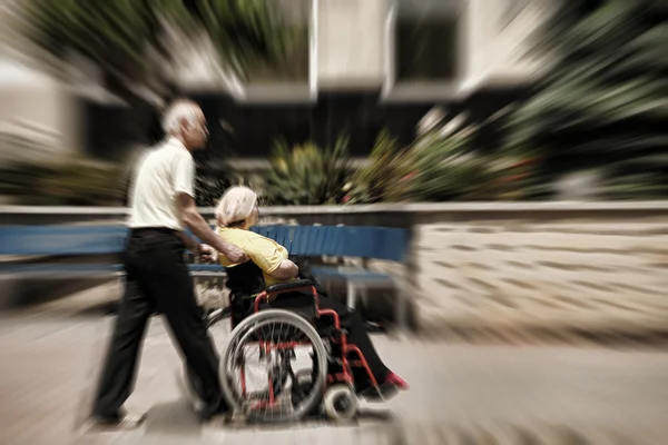 Contexte abstrait. Une personne handicapée en fauteuil roulant sur un c — Photo