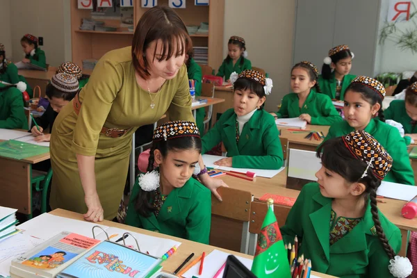 Ashgabad, Turcomenistão - 4 de novembro de 2014. Grupo de estudantes sagacidade — Fotografia de Stock