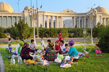 Ashgabad, Türkmenistan - 1 Ağustos 2014. Büyük mutlu aile pikniği