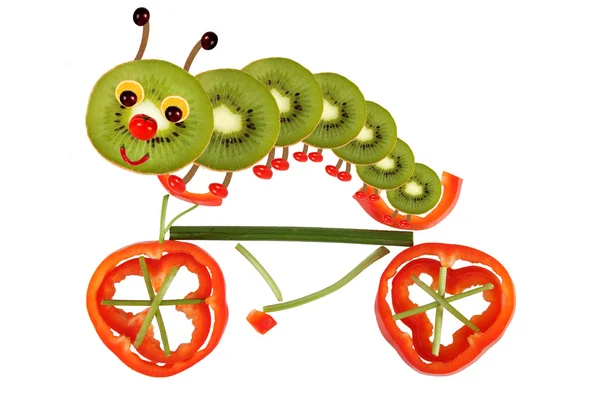 Yaratıcı yiyecekler kavramı. Bir bisiklet ma üzerinde komik küçük tırtıl — Stok fotoğraf