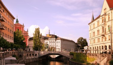 Ljubljana, Slovenya - Temmuz 2014 yaklaşık, kilise ve nehir Ljubljan