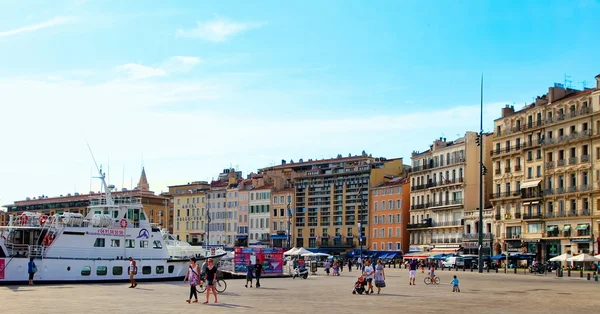 MARSEILLE - JULHO 2, 2014: Porto antigo (Vieux-Port) com as pessoas caminham — Fotografia de Stock