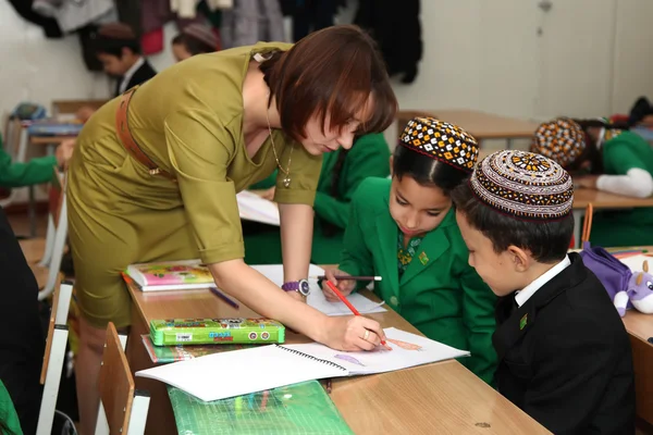 Aszchabadzie, Turkmenistan - 4 listopada 2014. Grupa studentów w — Zdjęcie stockowe