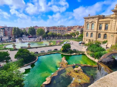 Marsilya, Fransa. Longchamp Sarayı 'nın alt kısmındaki göletler. Longchamp Sarayı, Fransa 'nın Marsilya kentinin 4. meydanında bulunan bir anıttır..