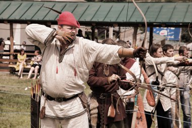 Vatra, Moldova. 28 Haziran 2015. Ortaçağ Festivali. Tarihsel Res