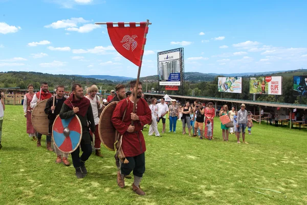 Vatra, Moldávia. 28 de junho de 2015. Festival Medieval. Clubes históricos — Fotografia de Stock