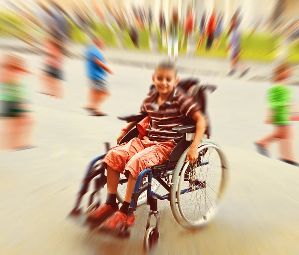 Abstracte achtergrond. Jongen uitgeschakeld persoon zit in een rolstoel. R — Stockfoto