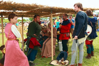 Vatra, Moldova. 28 Haziran 2015. Ortaçağ Festivali. Tarihi kulüpleri