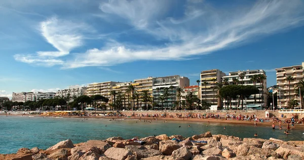 Cannes, Francja - 5 lipca 2014: Plaży w Cannes. Cannes loca — Zdjęcie stockowe