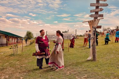 Vatra, Moldova. 28 Haziran 2015. Ortaçağ Festivali. Kimliği belirsiz