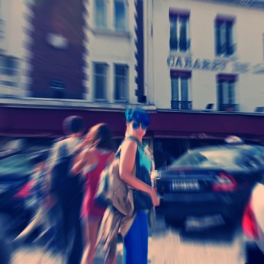 Arka plan. Montmartre üzerinde yürüyen turist. Doğurur bulanıklık