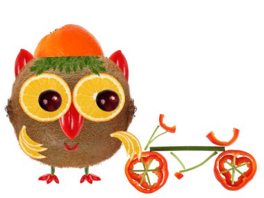 Yaratıcı yiyecekler kavramı. Kivi ve turuncu Kukumav yapılmış