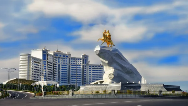 Ашхабад, Туркменистан - 20 октября 2015 года. Памятник Президенту — стоковое фото