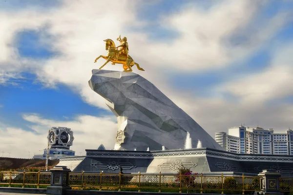 Ashgabat, Turcomenistão - 20 de outubro de 2015. Monumento ao Presidente — Fotografia de Stock