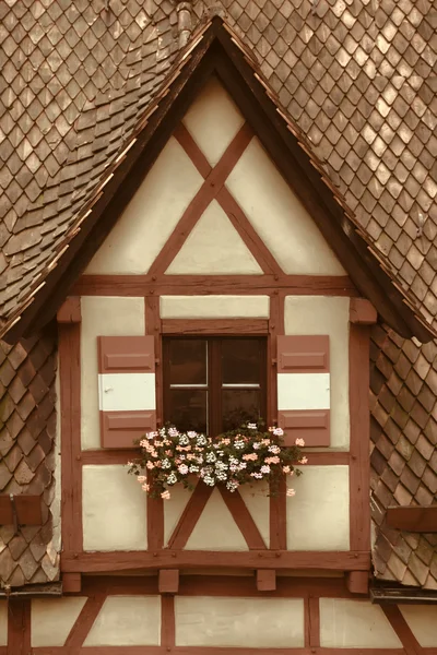 Fenêtre décorée de fleurs à Nuremberg — Photo