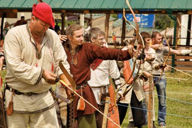 Vatra, Moldova. 28 Haziran 2015. Ortaçağ Festivali. Tarihsel Res