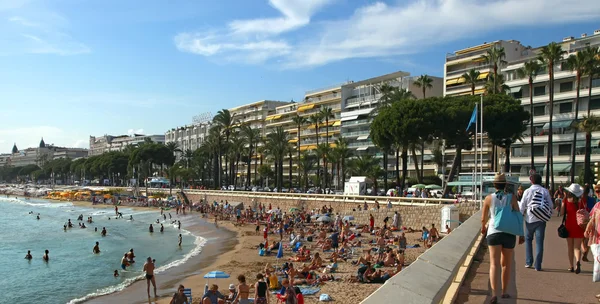 CANNES, FRANCE -  JULY 5, 2014. The beach in Cannes. Cannes loca — Stock Photo, Image