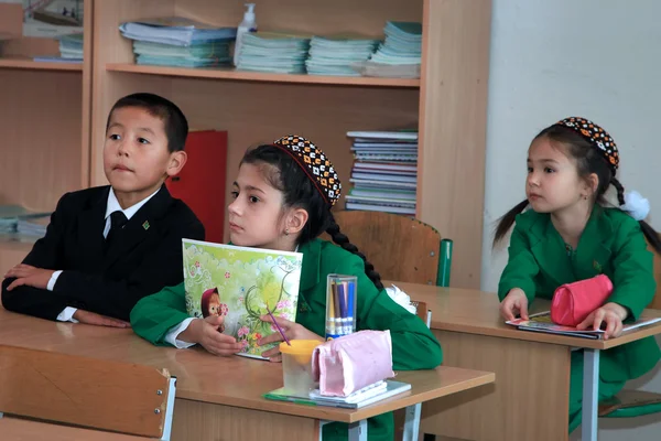 Ashgabad, Türkmenistan - 4 Kasım 2014. Öğrencilerin grup — Stok fotoğraf