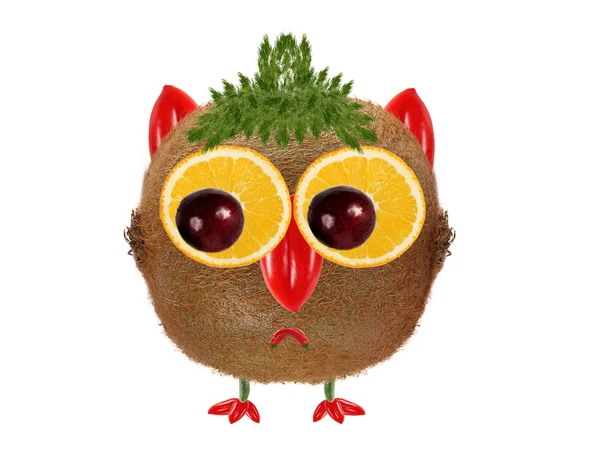 Konsep makanan kreatif. Burung hantu kecil yang terbuat dari kiwi dan oranye — Stok Foto
