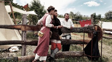 Vatra, Moldova. 28 Haziran 2015. Ortaçağ Festivali. Tarihi kulüpleri