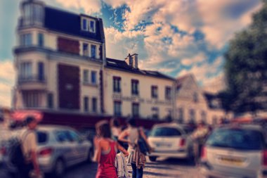 Arka plan. Montmartre üzerinde yürüyen turist. Doğurur bulanıklık