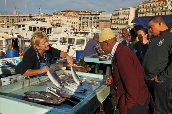 フランス、マルセイユ-2015 年 10 月 19 日: 魚市場で買い手 — ストック写真