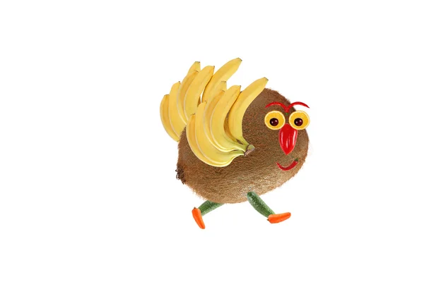 Креативная концепция питания. Забавная птичка, сделанная из фруктов и овощей — стоковое фото