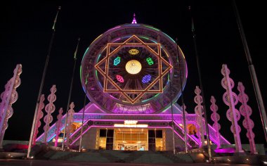 Aşgabat, Türkmenistan - 14 Ekim 2015. Dönme dolap b