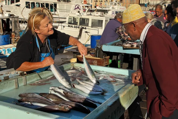 FRANCIA, MARSEILLE - 19 de noviembre de 2015: El comprador en la marca de pescado — Foto de Stock